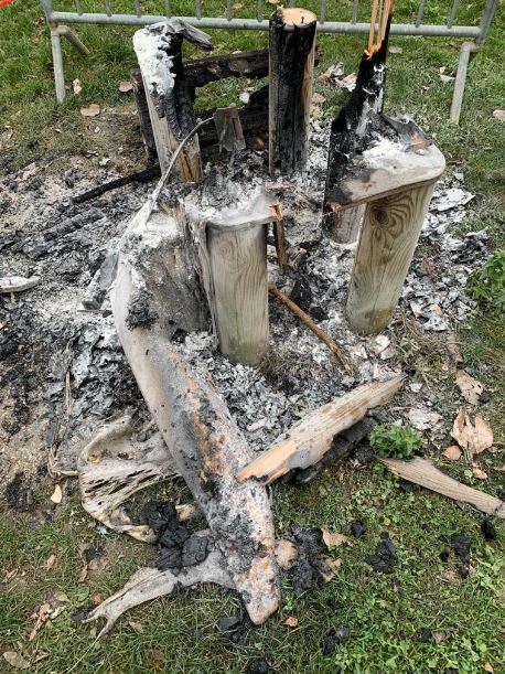 Boite à livres incendiée